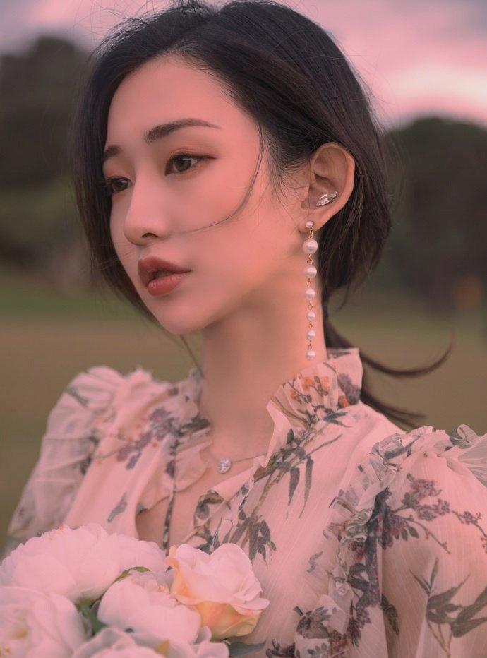 人到中年，工作压力、家庭矛盾、生活琐事像大山般压得人喘不过气，人际相处成了难题。