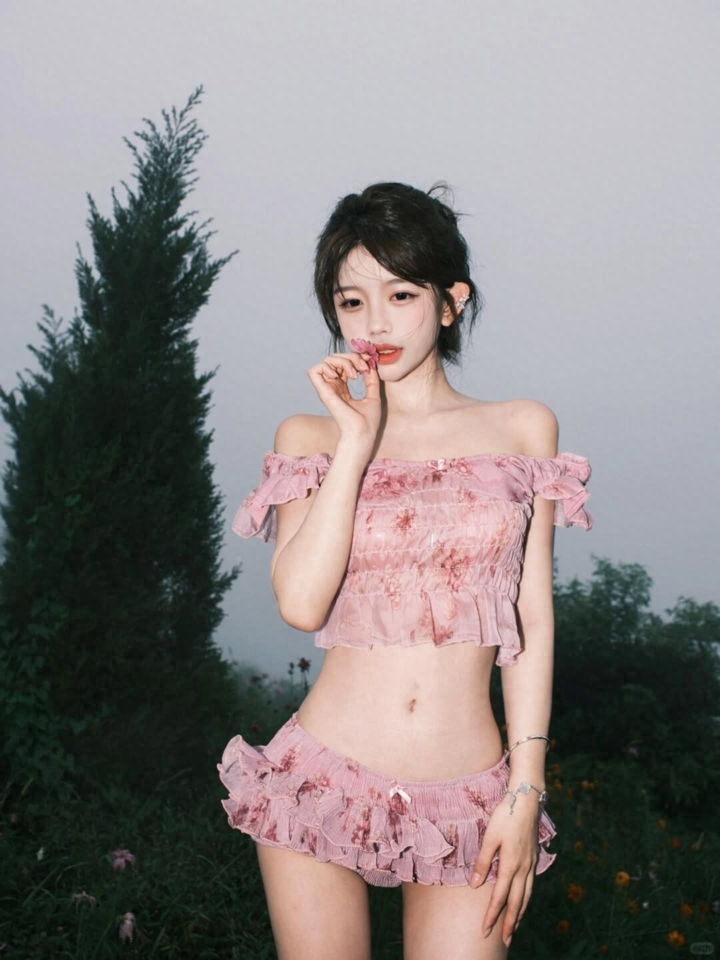 小姐姐粉嫩夏日杀，碎花短裙白皙小腹，颜值身材双杀撩人