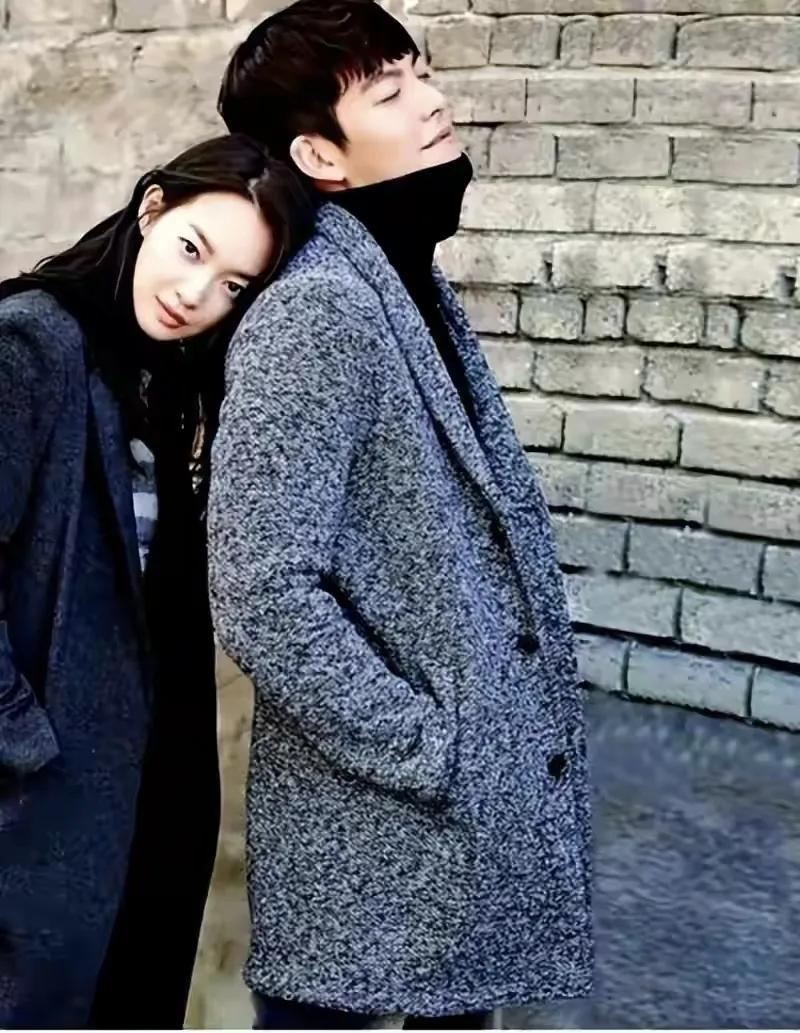 前男友坐在婚礼主桌，和新郎勾肩搭背。说的就是赵寅成。申敏儿和金宇彬的婚礼