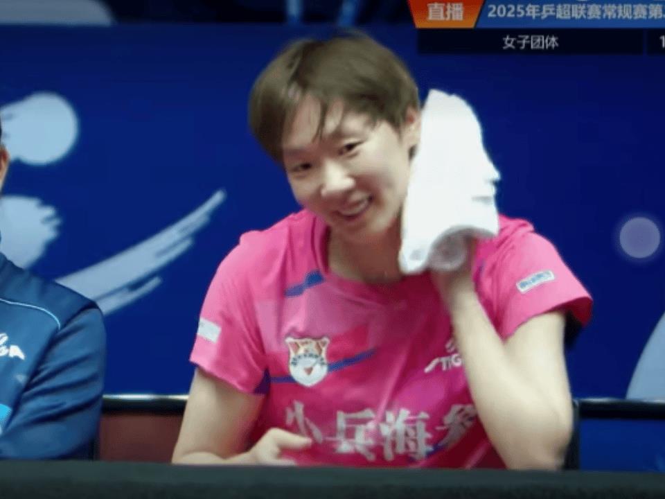 3-0战胜姚睿轩的王曼昱回到休息区，面露喜色的擦着头上的汗水。她所在的山东鲁能和