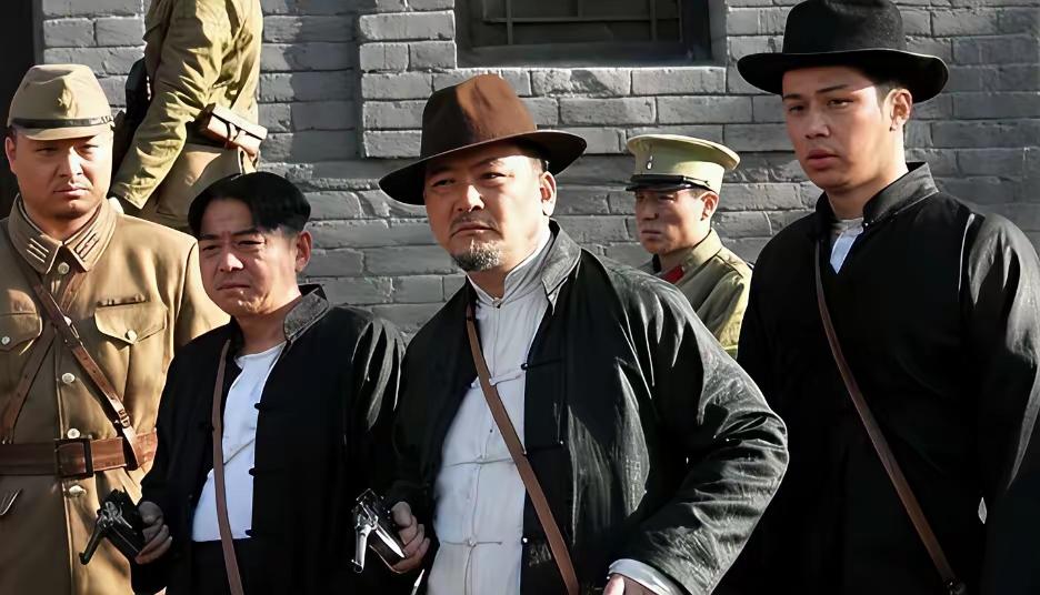 1943年，大汉奸刘儒明活埋了我方一侦察员，锄奸队几次想除掉他都没得手。张士根认