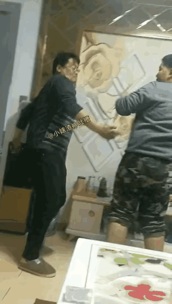 长得人高马大的儿子，正在聚精会神的看着电视。父亲发现他还有很多作业都没做完，于是