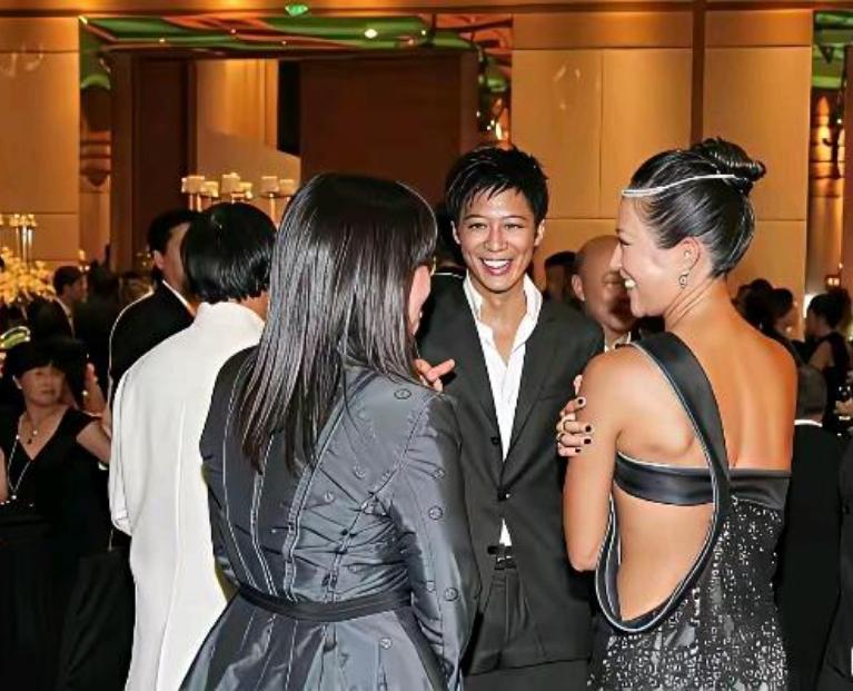 终于明白，霍家人为啥当初不接受章子怡做儿媳啦：瞧，在这样隆重的聚会中，章子怡珠围