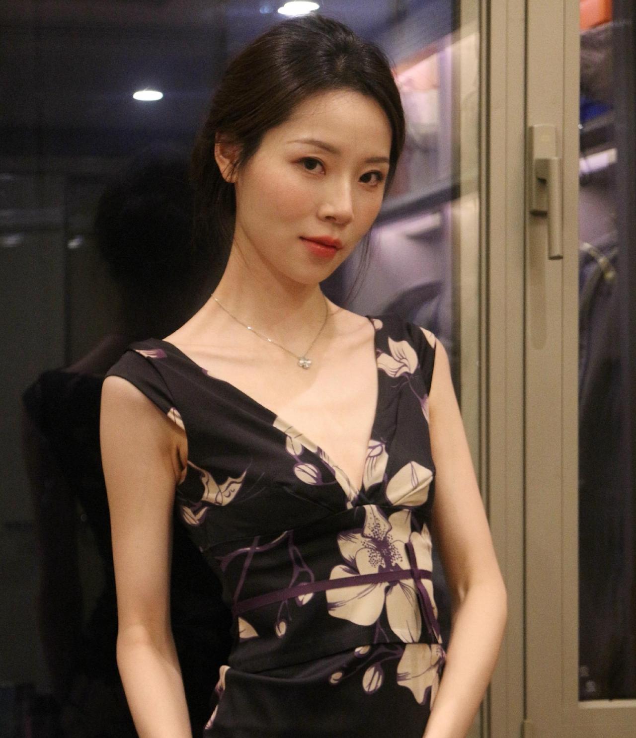 你可以相信旗袍真的是能够展现出一个女性最真实嗯魅力，永远可以把一个女人最美的地方