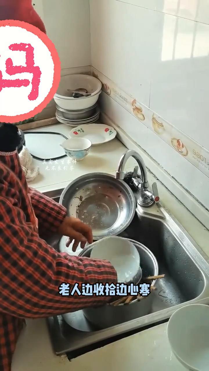 三兄弟一起过年，没一个人买菜，公婆说要跟我们分家。三个和尚没水喝就是这个道理。