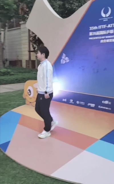 莎莎在晚宴现场溜达，太可爱了。今天晚上的6点，亚洲杯晚宴开始，这一次在室外，