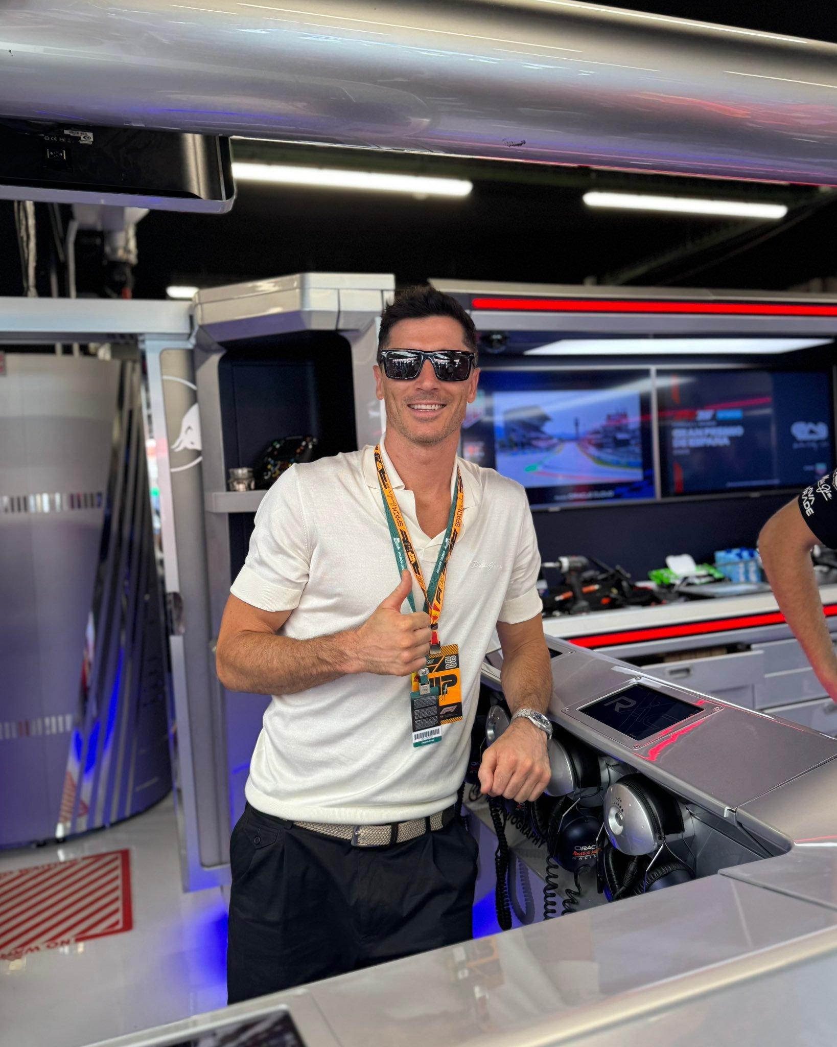莱万多夫斯基在F1现场。🏎️巴萨热点现场至死不渝红蓝魂​​​