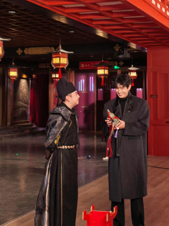 长安“唐犟宗”卢凌风穿越到西安啦！杨旭文街头路透刷屏，188cm身高在人群中超耀