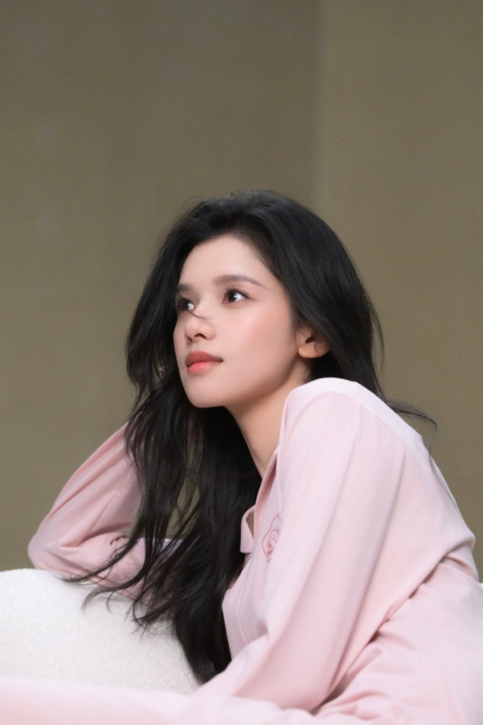 张婧仪新代言拍摄花絮照，自然高级的妆造，此女依旧拍什么都像大片