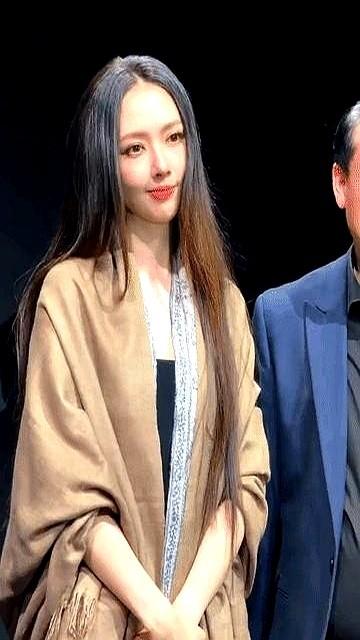 刷到郭碧婷的近照，说实话，第一眼就觉得她眼睛里少了点东西。就是那种光，好像被