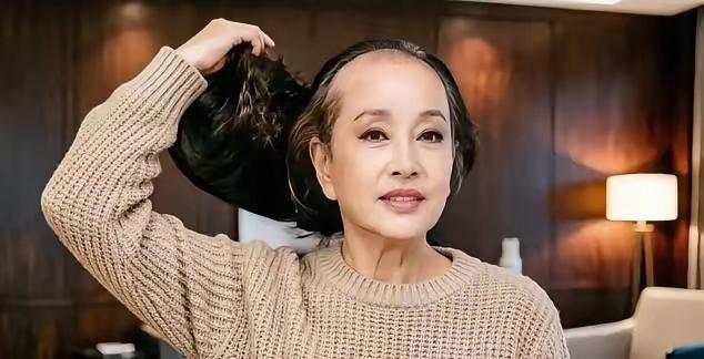 天呐，这是谁看着有点眼熟是吧，假发一摘差点没认出来，看看你能认出来吗？
