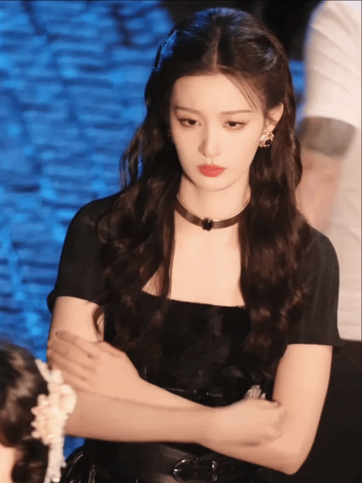 王楚然终于演了一回霸气美女，看起来不好惹，这拽拽的样子跟她本人反差很大！