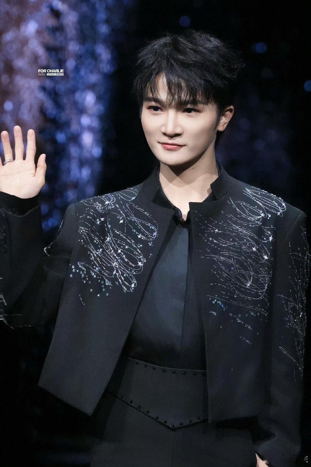 周深忙前忙后微博之夜上的周深就像个活力小太阳！在后台忙得脚不沾地，打招呼、围观