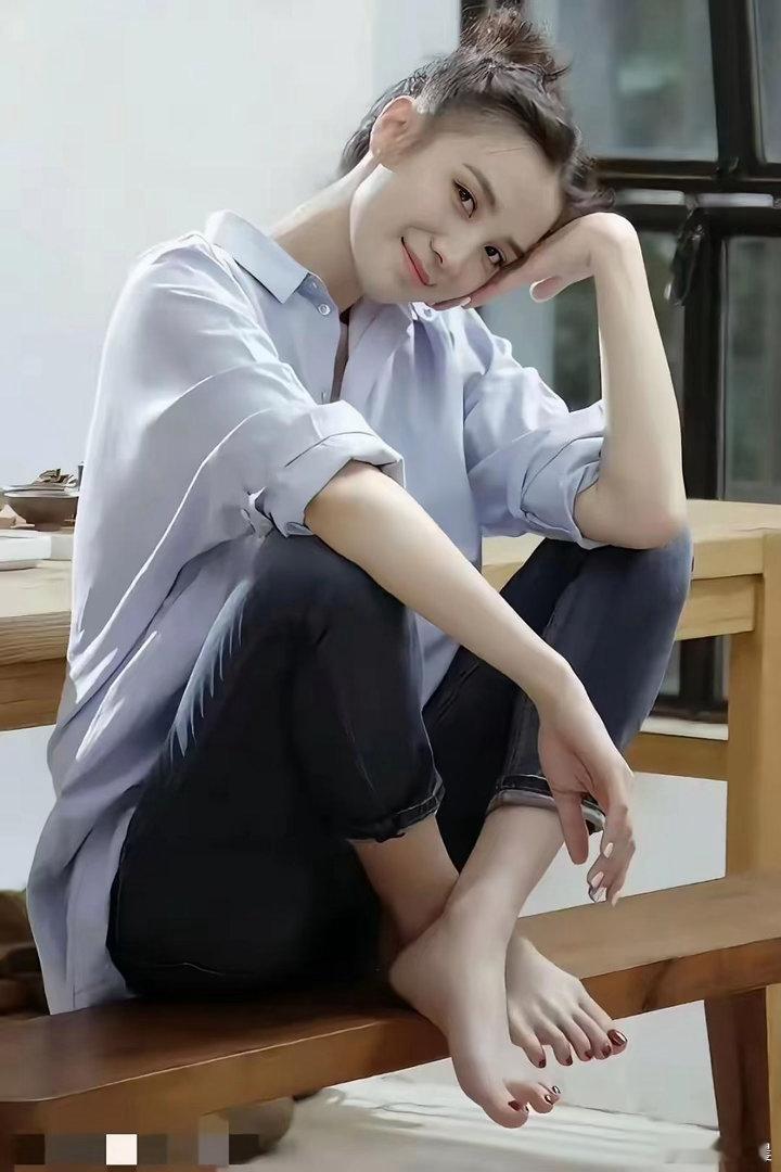 47岁宋佳状态绝美，风韵独特，风采依旧，气质拿捏恰到好处。