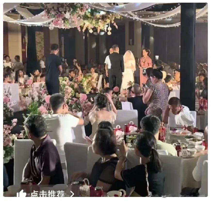 昨天参加了一场婚礼，10分钟就结束了。真的，就10分钟。12点08分开始，新人