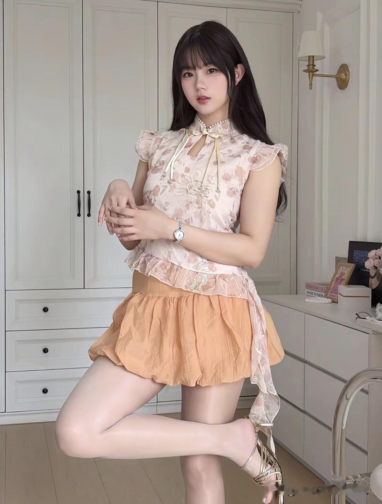 粉色新中式上衣搭配元气橘色短裙，甜美又俏皮！这身穿搭也太显白啦，谁穿谁是人间水蜜