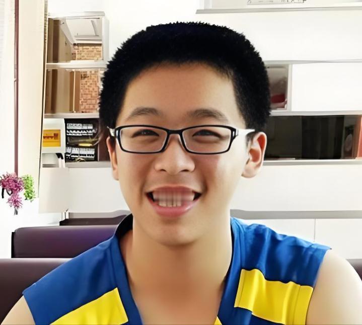 王炳宣，山东烟台高考理科状元，数学满分150分，从小由姥姥帮忙带大，北京大学