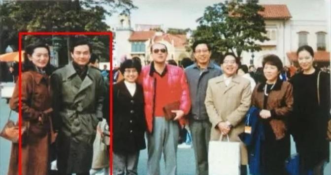 这是1991年，外交部长王毅与妻子、朋友同游日本的合影，当时王毅还是驻日参赞，三