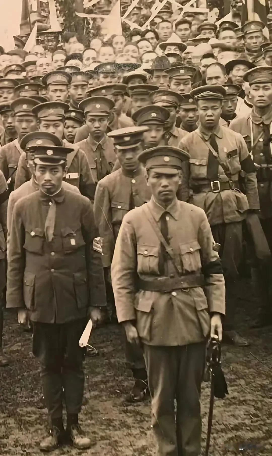 1925年东征前线，孙中山逝世消息传来，黄埔师生举行悼念。前排左起：周恩来（手握
