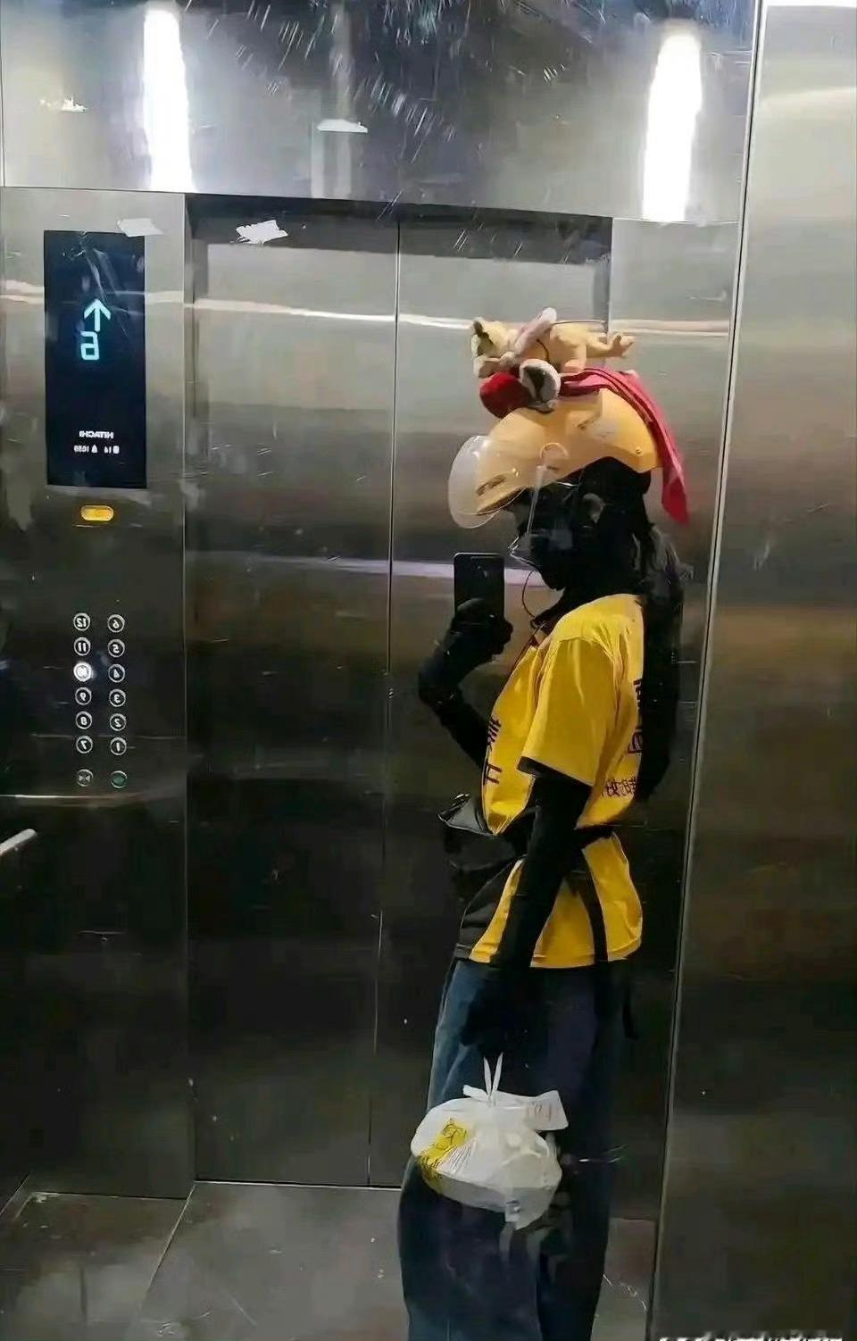 真有这样送外卖的吗？？穿得这么精致😨
