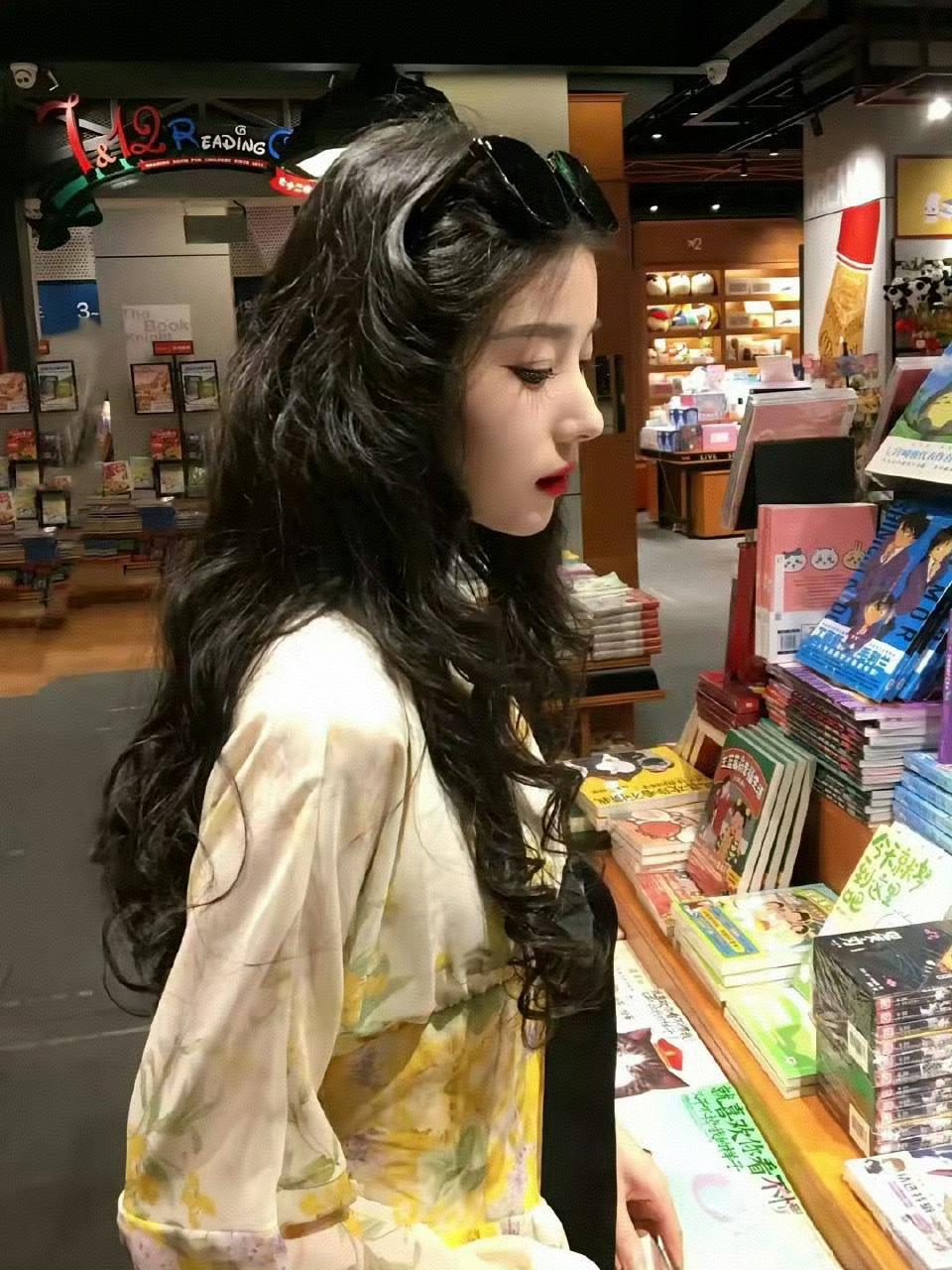 在书店看到好漂亮的小姐姐啊