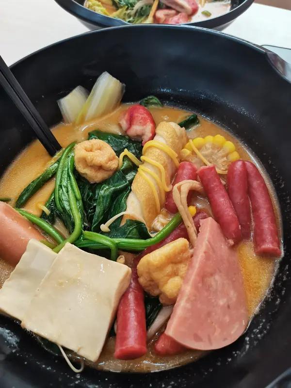 麻辣烫在日本那叫一个火爆！在东京新大久保500米街道上就有12家店，家家都排长队