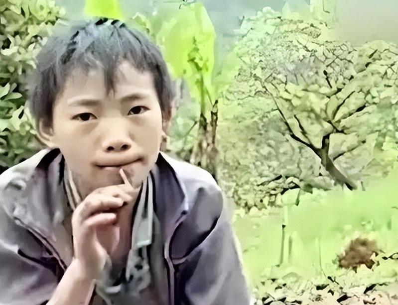 太好哭了！广西大山里有个娃叫杨六斤，六岁没了爹七岁成了孤儿，靠吃野菜活下来，后来