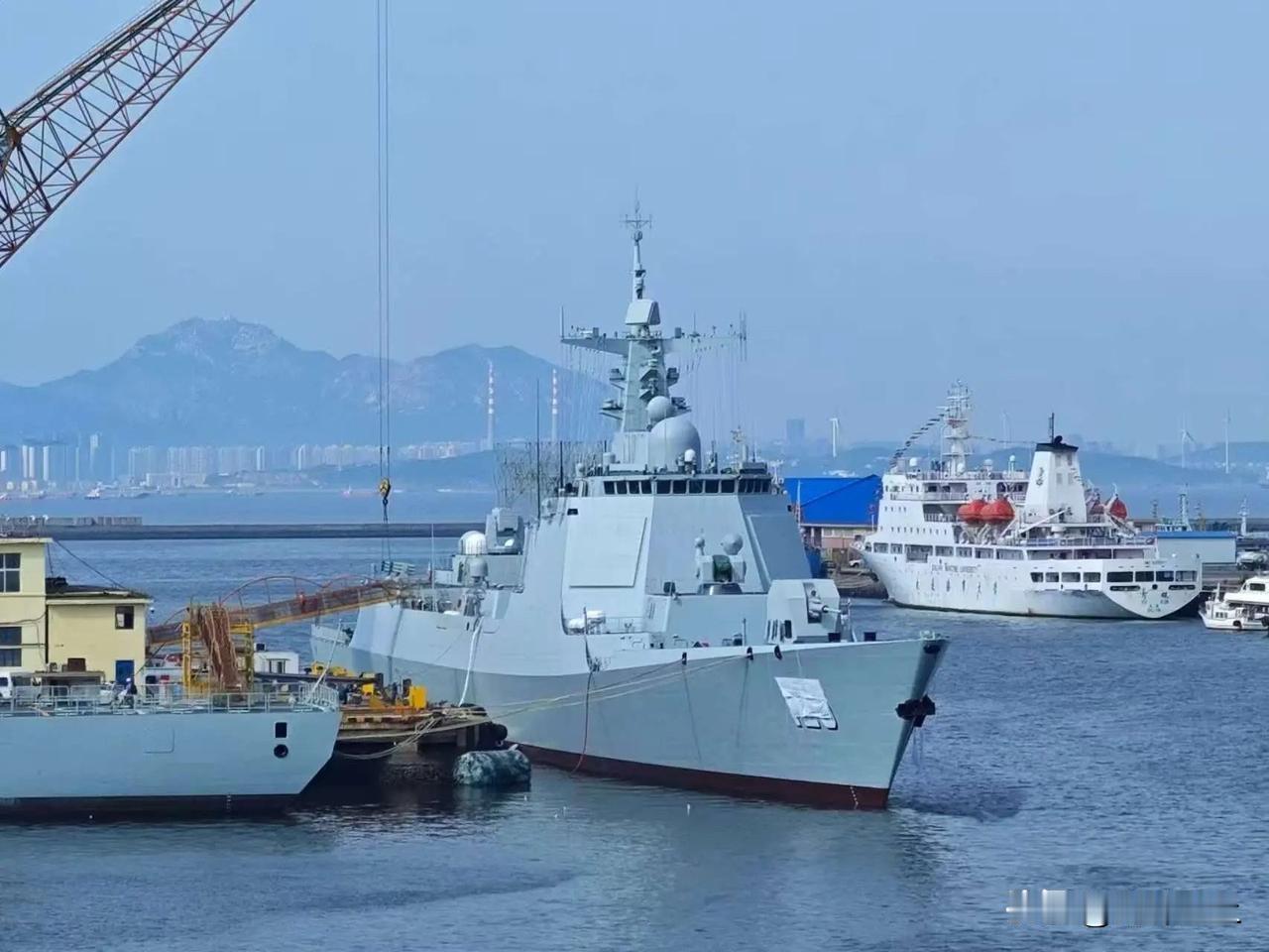 最新批次的052D，连顶部低空快反雷达都换成双面相控阵了每一个批次都叫052D