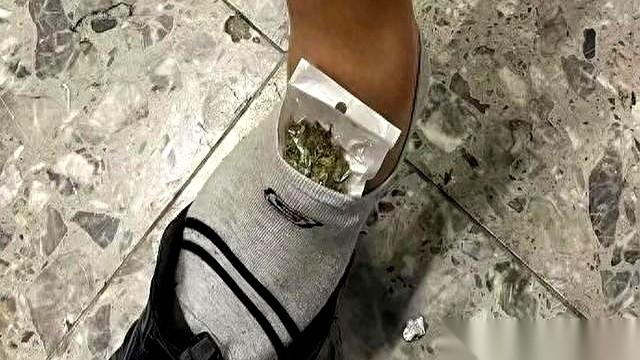 你以为把那玩意儿塞袜子里，神不知鬼不觉？大哥，你这走路姿势，隔着八百米都透着一