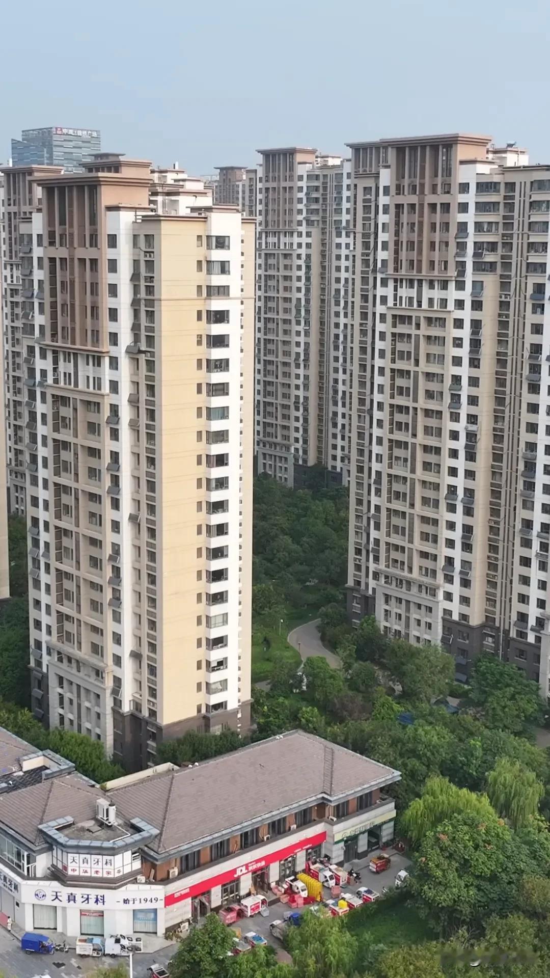 买房别只看价格！楼间距够大，才是真舒服当初买房没少被亲戚说傻，放着便宜的不