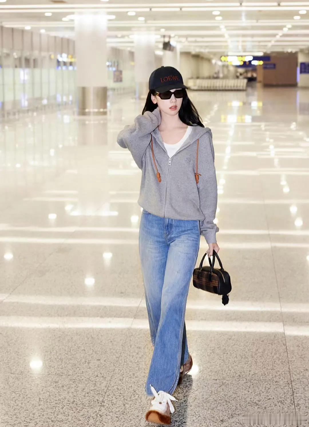陈都灵机场私服真会穿灰色连帽外套+牛仔裤，休闲随性又时髦！​​​