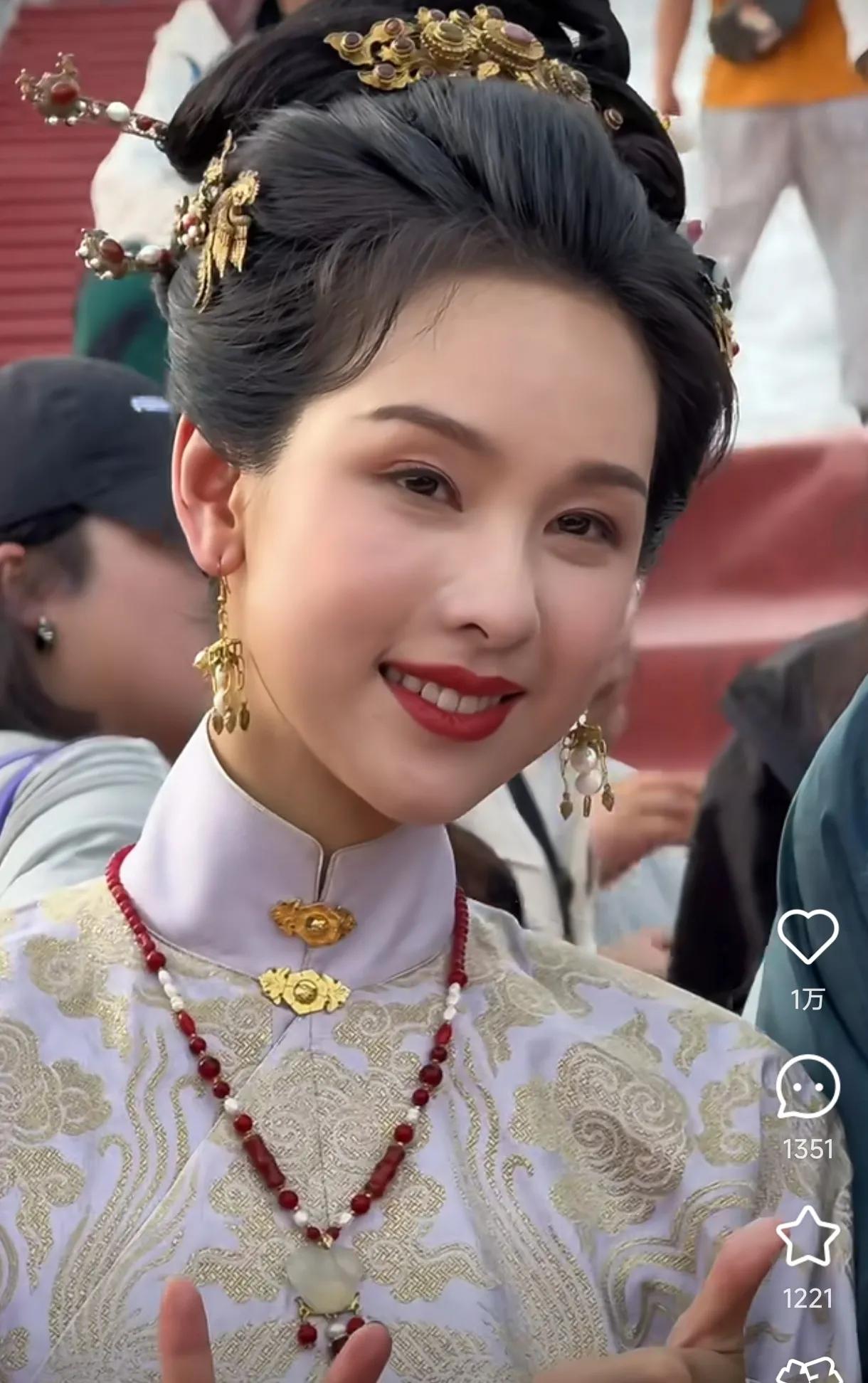 陈都灵这脸是怎么了？怎么感觉又有点回春了，很明显的是法令纹都不见了，重新回到校园