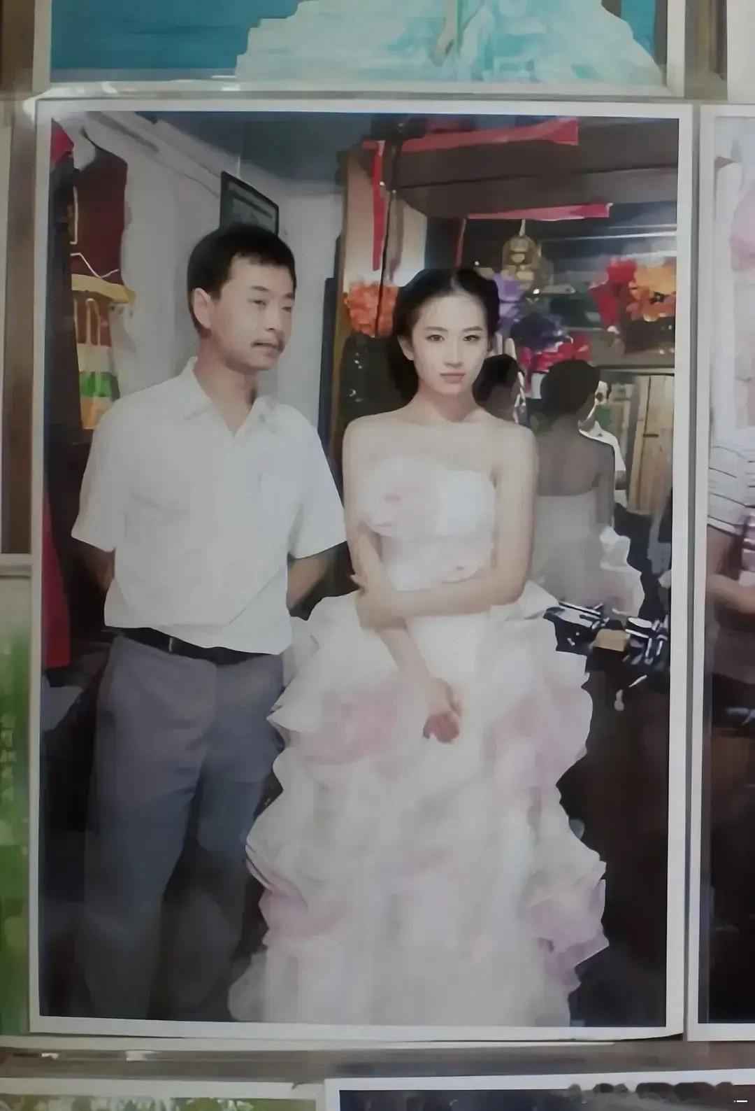 一张明星多年前旧照，你能认出是谁吗？