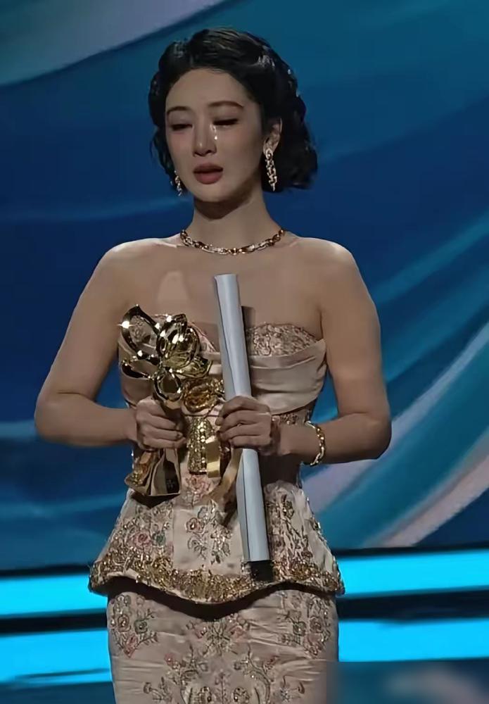 杨紫又被翻旧账了。说她靠资本，不配拿奖。还把宋丹丹十几年前的话又挖了出来：这