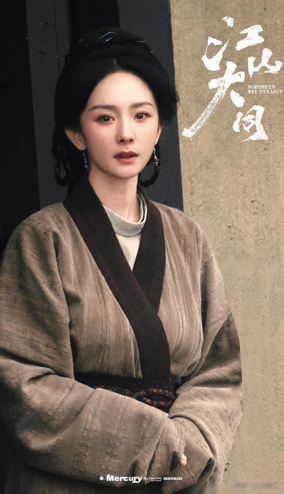 杨幂终于想通了，脱下满头塑料花，光着脚踩在雪里，脚踝都冻得发紫。你去看她新剧