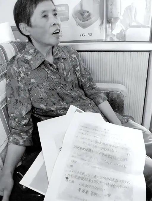 1998年，北京一位老人去世后，养女在整理遗留下来的物品时被眼前的发现吓到，随后