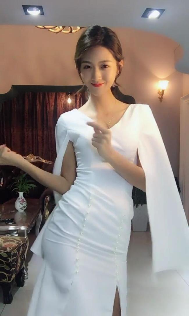 笑话：晚上洗完澡正要休息，堂妹打电话说：“哥，千万别睡，待会我马上到你家，有十万