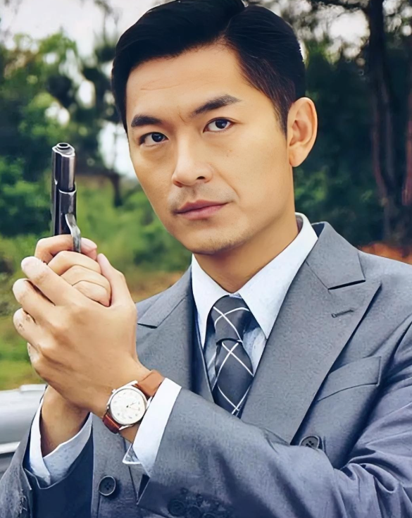 大家还记得这位男演员吗他今年49岁，土生土长的上海人，毕业于上海戏剧学院，他身