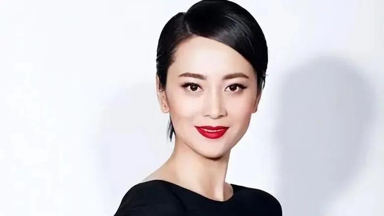 她是最干净的女演员,与小丈夫结婚18年零绯闻,把婆婆当亲妈对待