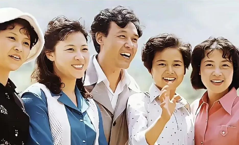 老照片中，几位演员笑容灿烂，洋溢着时代的气息。其中或许藏着几代人的青春回忆。像达