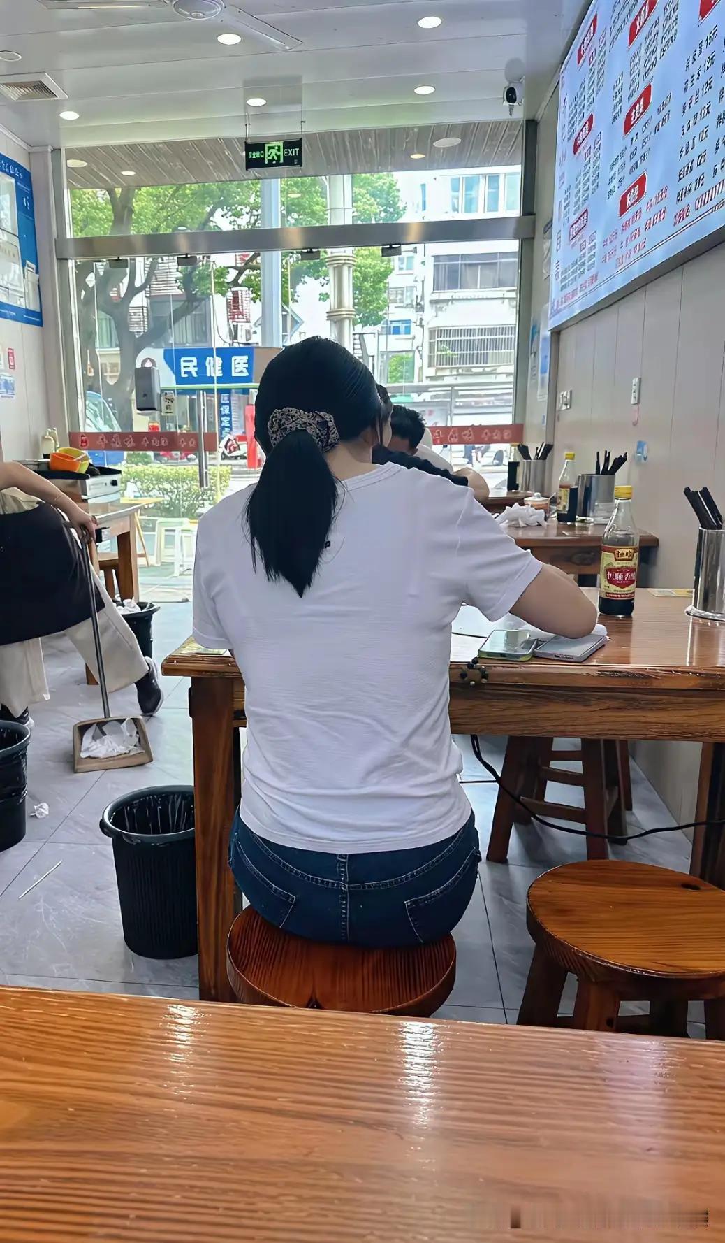 隔壁这桌的，身材很好还有2个手机，真羡慕啊！