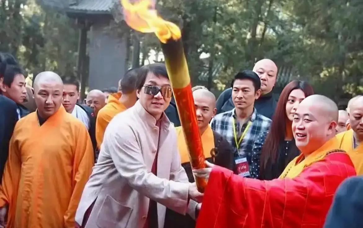 释永信再不出事都对不起这张图片[笑着哭]成龙2011年主演电影《新少林寺》，与