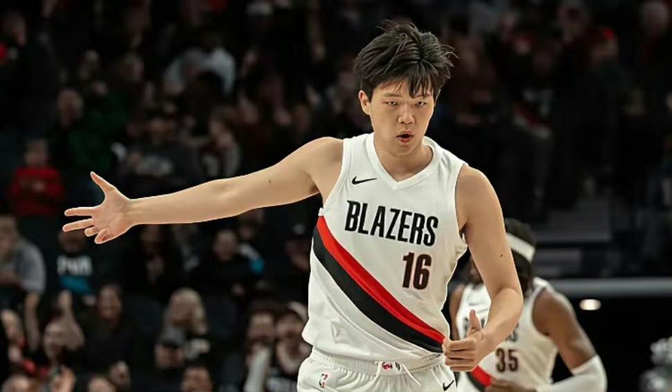 杨瀚森的黑暗2分钟！兄弟们，第三节末段替补登场的杨瀚森，本想为球队贡献力量，却