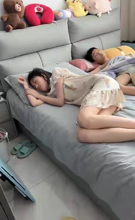 十九岁的姐姐和十六岁的弟弟，依旧同床而眠，妈妈还误以为这是家人间的“亲昵有爱