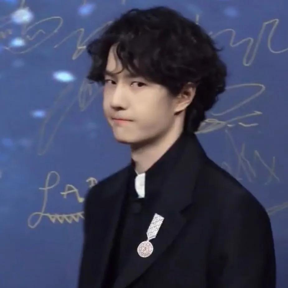 去年的WBZY，王一博获奖感言简短干脆“感谢微博，2025祝大家平安快乐，谢谢”