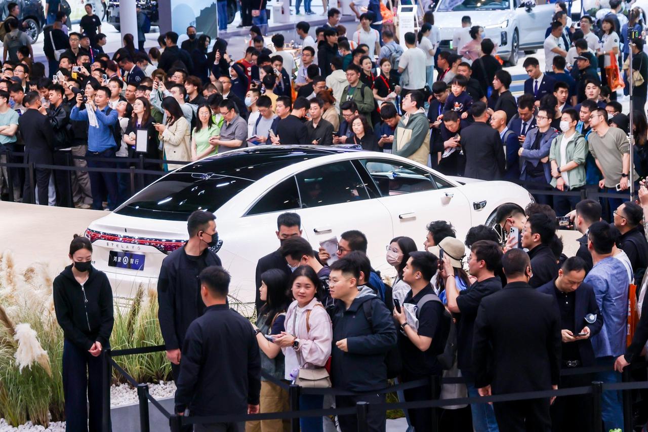 会客厅里不聊参数只讲故事，鸿蒙智行葫芦里卖什么药？今年北京车展，鸿蒙智行没搞传