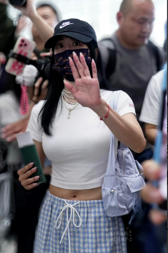 难怪当红时全国都在传她“隆胸”了，虽个子娇小，但这身材确实火辣傲人！而且谁能看出