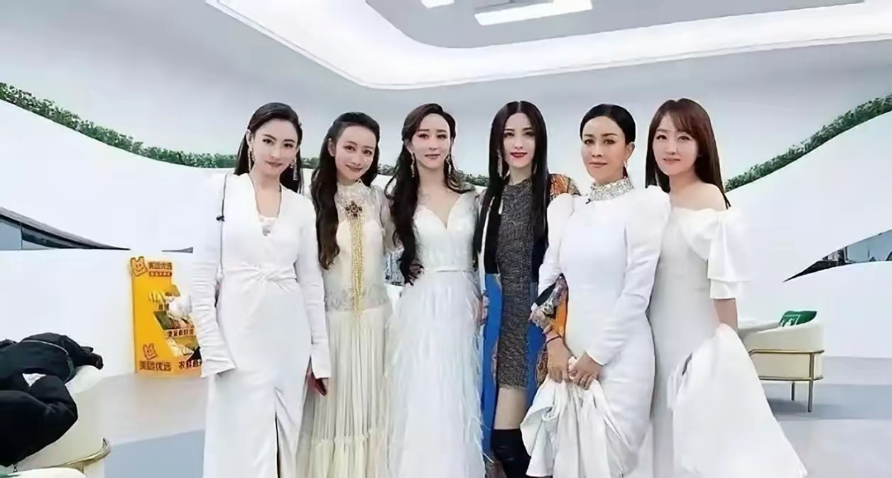 曾黎单看不出挑，合照很牛