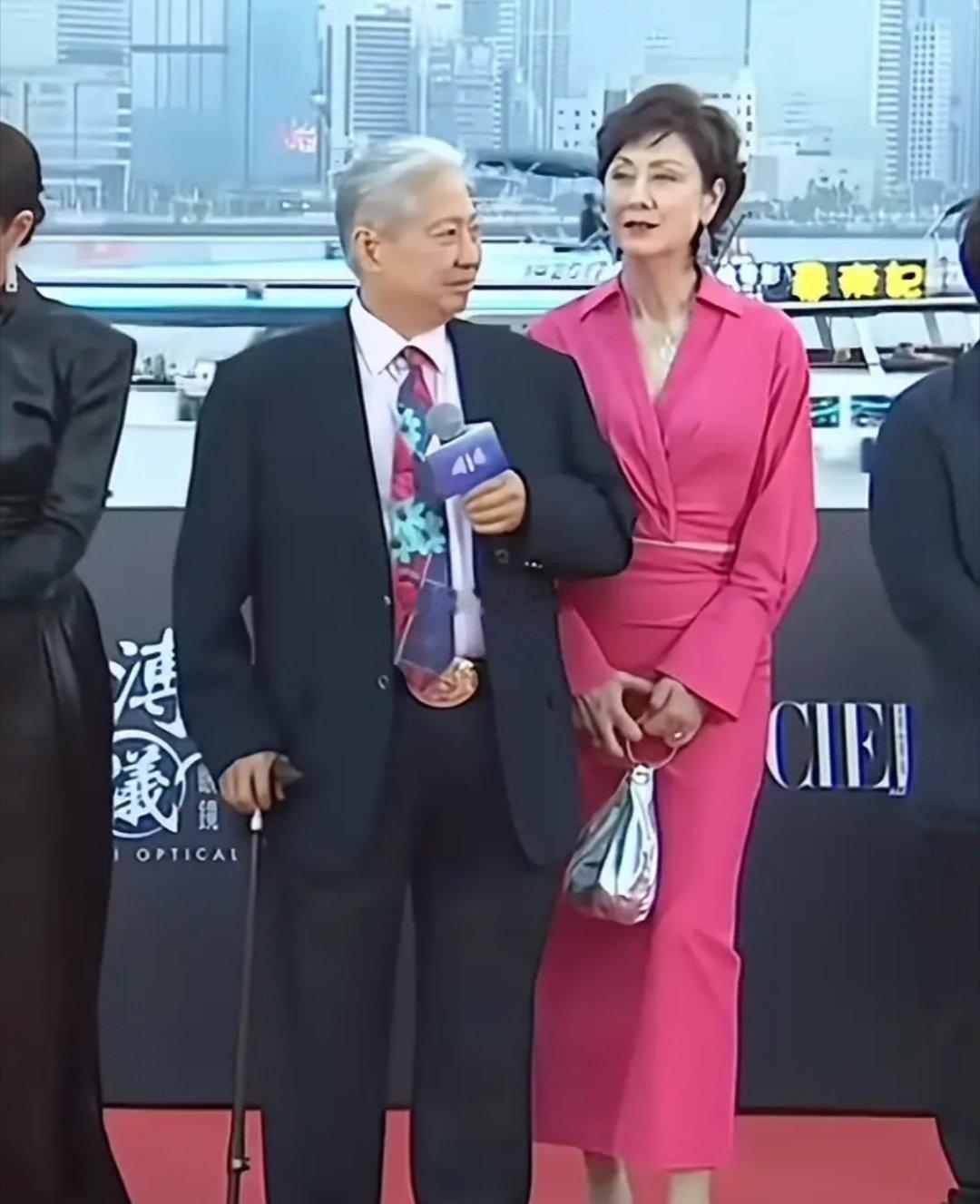 一线巨星老戏骨洪金宝的老婆，居然这么年轻有气质。