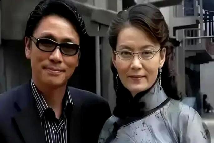 潘虹深夜自曝，当年被原配堵在片场，围巾当场被撕碎，情书贴满公告栏，逼得她远走他乡